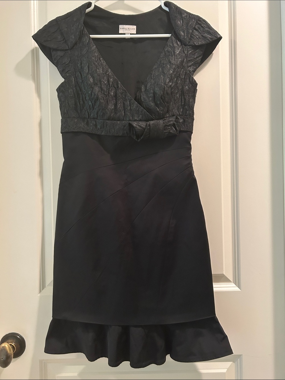 Karen Millen Black Textured V-Neck Cocktail Dress Ruffle Hem cap sleeves size 6